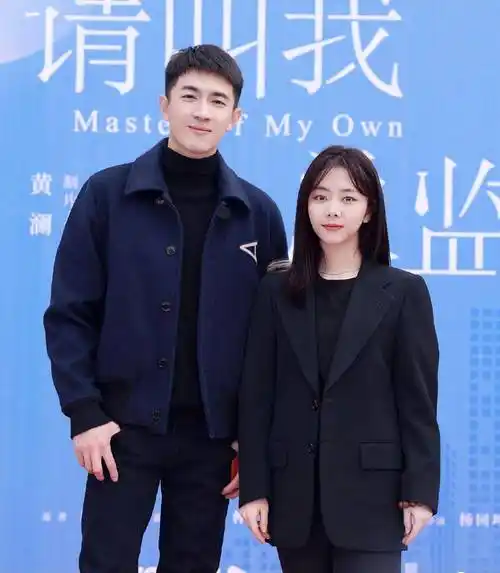 林更新搭档谭松韵新剧开机,谭松韵首秀职业范儿,大气十足_外套_牛仔裤