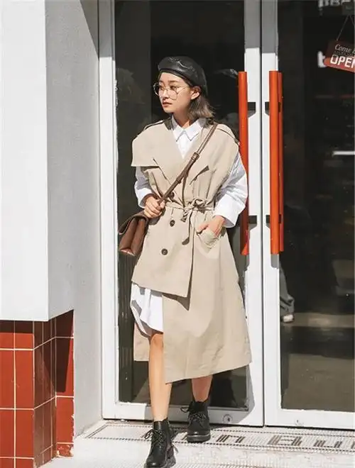 女生不管高矮秋天穿长款风衣时搭配这3种鞋子显高又很时髦