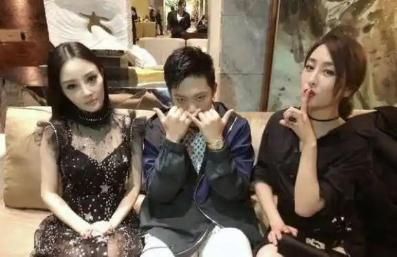 原创有望复合贾乃亮现身李小璐家陪甜馨打羽毛球一家人好幸福