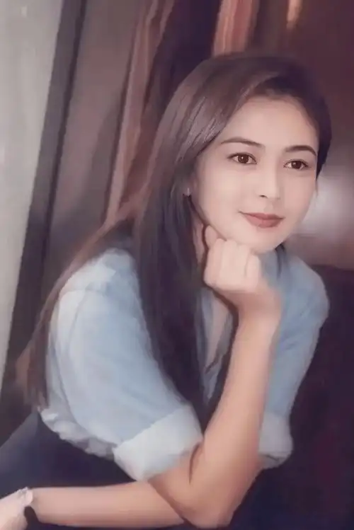 关之琳出席庆生派对!穿咖色毛衫戴俩手镯很时髦,寿星被众星捧月