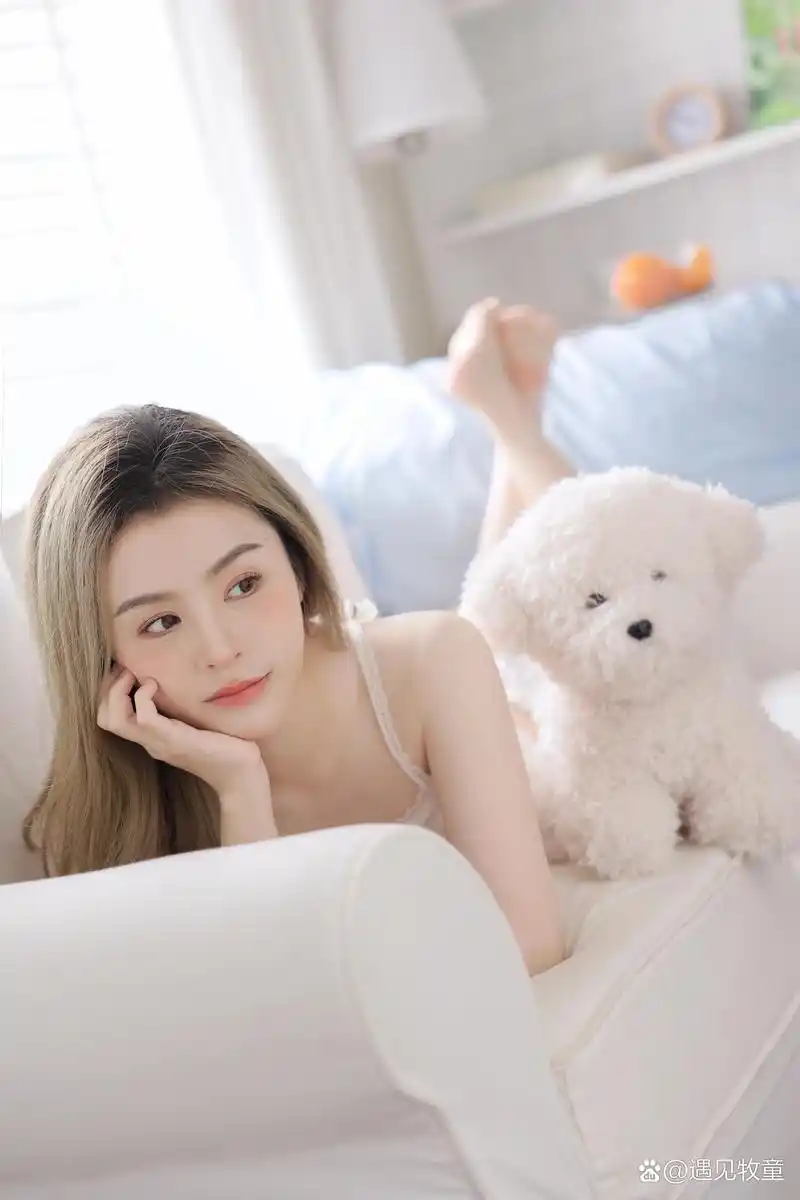 镜头下的她,皮肤白皙如雪,五官精致如画,眼神温柔如水,仿佛整个世界都