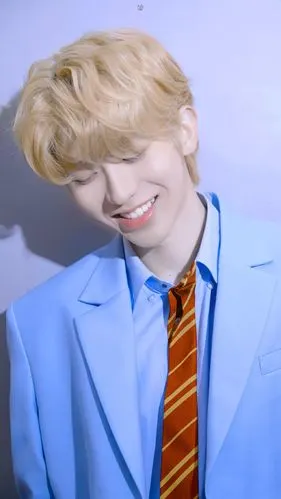 蔡徐坤蓝色西装