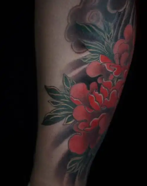 牡丹花纹身图片_腿部新传统纹身图案
