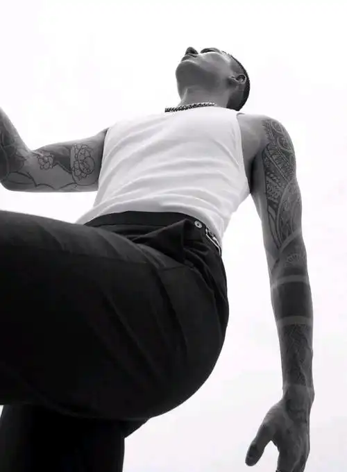 帅气花臂小哥哥,看上去挺man的!