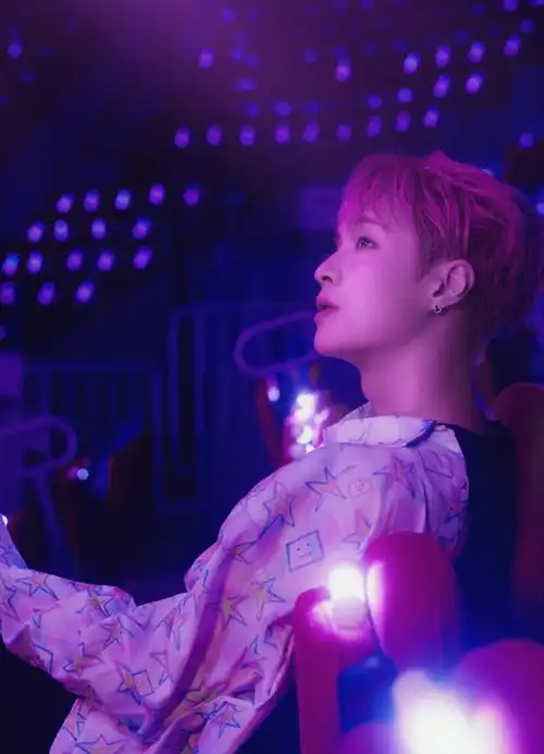 铺满爱意与欢呼,查收captain lay紫色氛围下的美貌92    @张艺兴