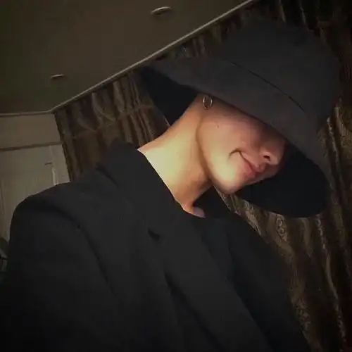 4月29日 21:42   关注  黑白男头 叔御 青年 青叔 优质男头 评论