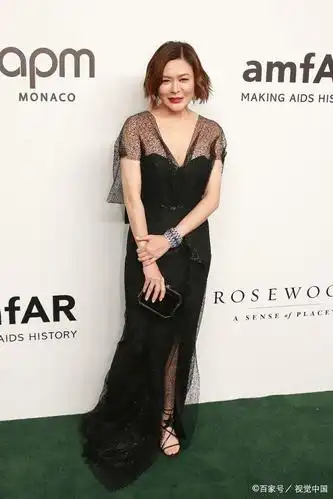 57岁关之琳黑色薄纱裙亮相,气质温婉,身材依旧完美