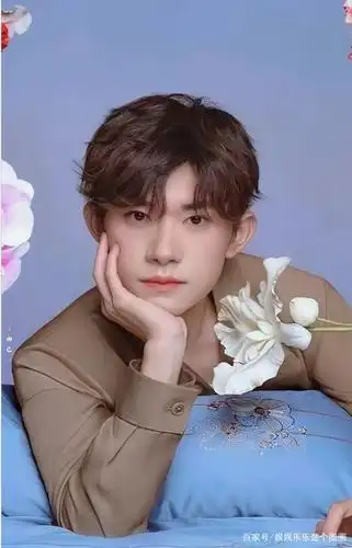 20岁的易烊千玺内娱首位主流杂志大满贯,首登费加罗拿下四封面!