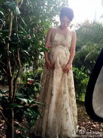 唐一菲怀孕6月凌潇肃为妻买房 挺大肚招摇过市难敌姚晨