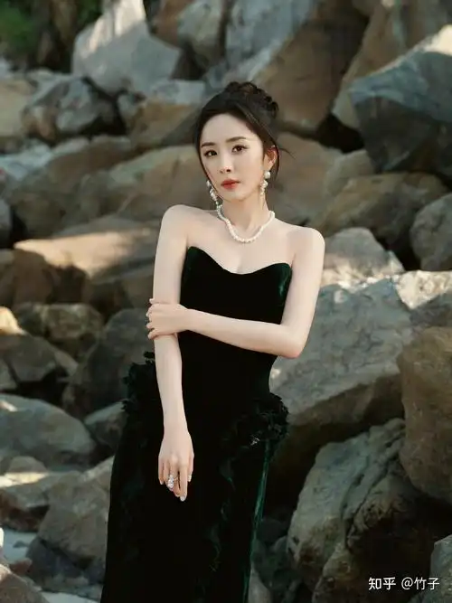 杨幂最新美照分享墨绿丝绒抹胸裙搭配贵气珍珠温润如玉杨幂美