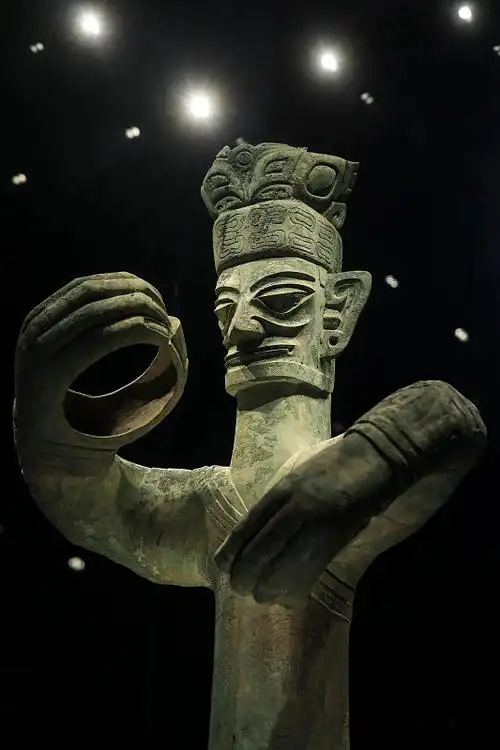 三星堆遗址出土青铜大立人像图片下载