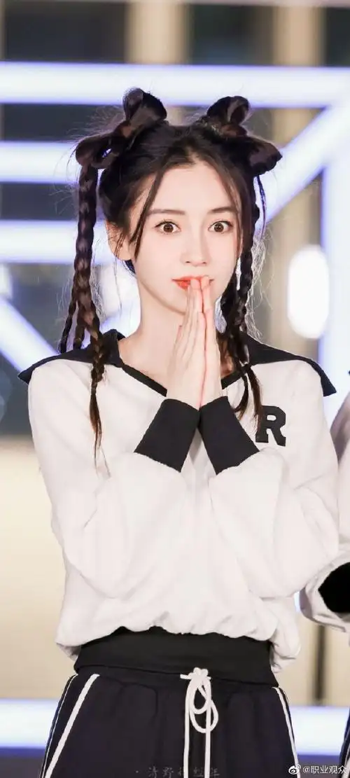 angelababy水中比心四宫格