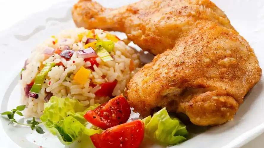 美味的炸鸡腿饭和蔬菜