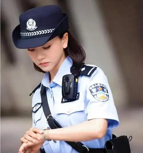 女星穿警服杨颖端庄李沁英姿飒爽鞠婧祎像闹着玩的