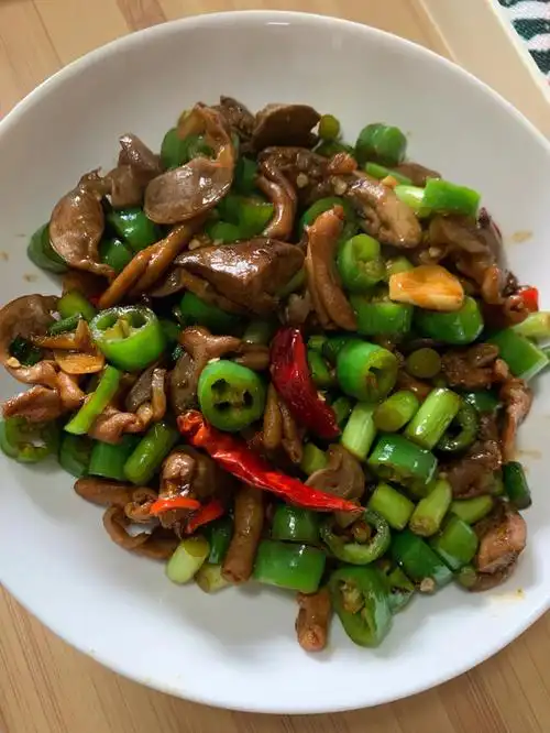 下饭快手菜来啦蒜苔炒鸡杂