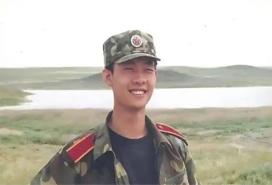 由于对戏剧的热爱,曾服役于军队的张译选择退役.