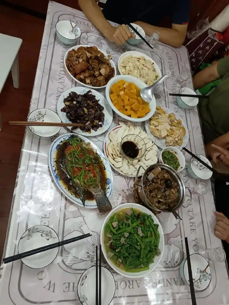 友谊餐.从凤庆回来,晚上在老公战友家吃了一顿丰盛的家宴,野生 - 抖音