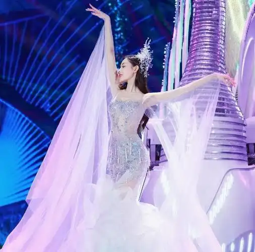 仿佛置身于泉中的仙子般与机械天鹅一起跳舞,此前张天爱在彩排时表示