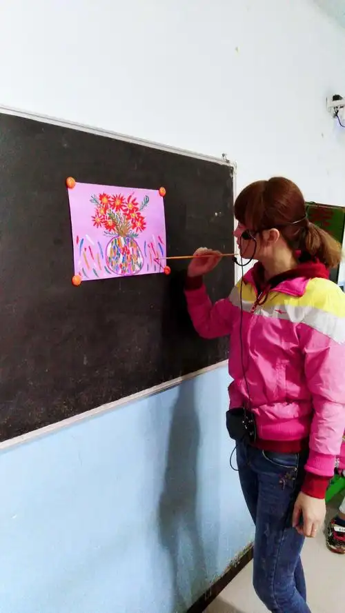 红苹果幼儿园学前二班美术作品水粉课《漂亮的花瓶》