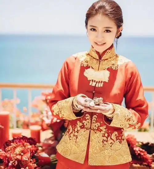 看了安以轩的猪大肠婚纱,还不如传统的中国结婚礼服有气派