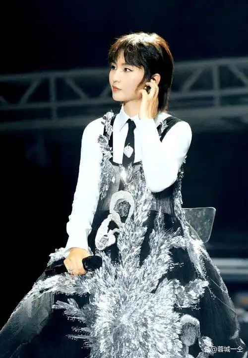 周笔畅演唱会六套高定服装展现无尽魅力