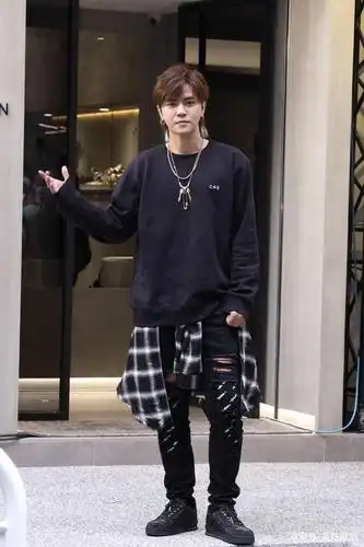 罗志祥当老板后气质回春,40岁还穿乞丐裤,时髦帅气颜值能打