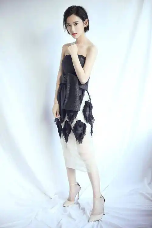 李沐宸黑色抹胸连衣裙性感锁骨白皙肌肤美女明星写真