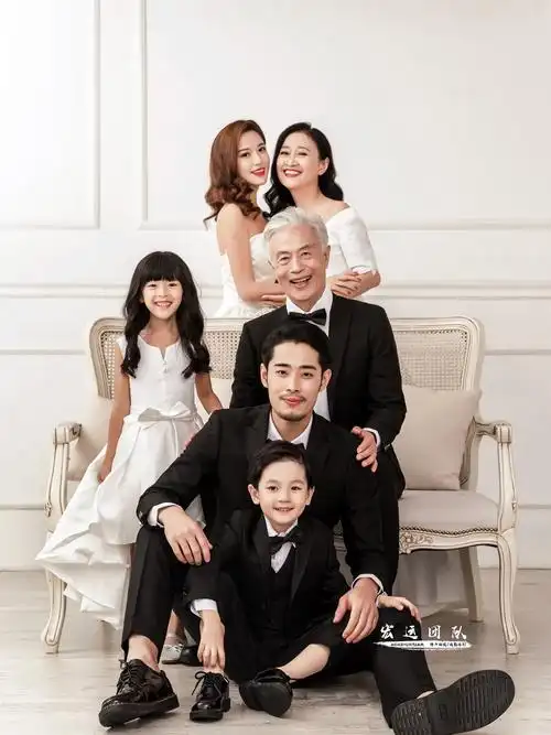 一年一张全家福,这份爱温暖而意味深长;照片就是有这样的力量,不会