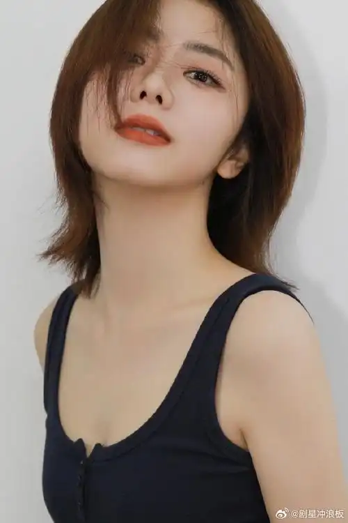 谭松韵手拿蝴蝶兰##谭松韵躺在墙上