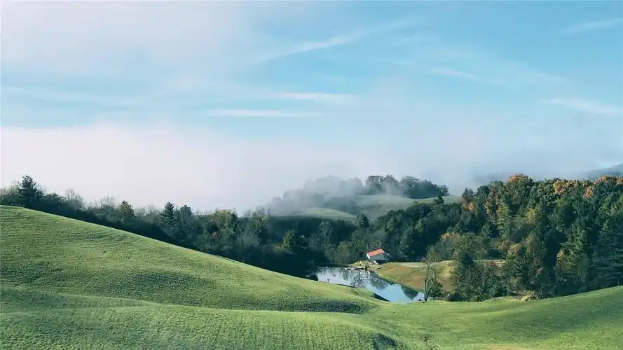 碧草蓝天唯美高清桌面壁纸