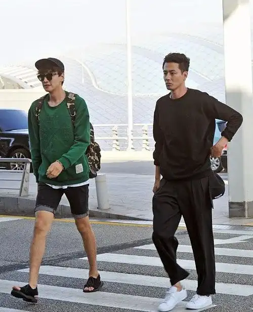 李光洙vs赵寅成针织衫时尚对决,"大势长颈鹿获胜!