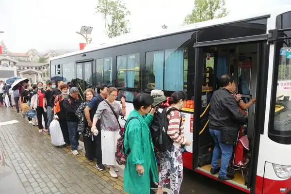 重庆:巫山县城至摩天岭公交车服务热情运营安畅