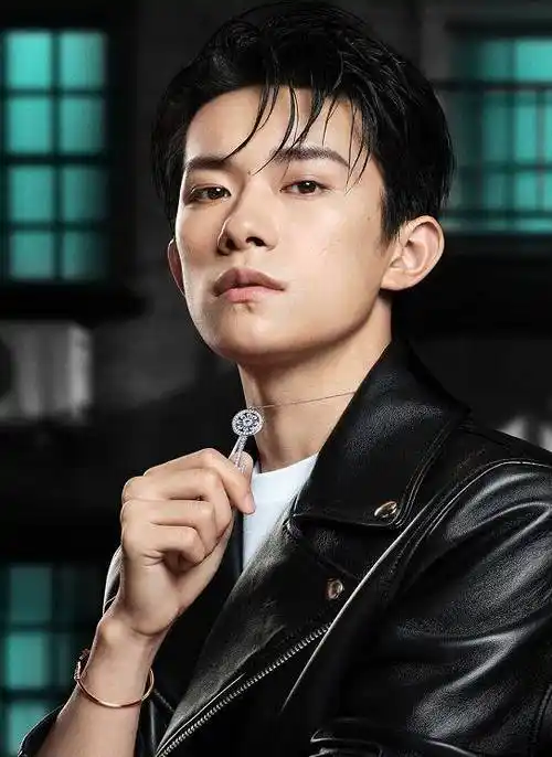 易烊千玺官宣tiffany代言人谁注意手上珠宝价格不愧是19岁富豪