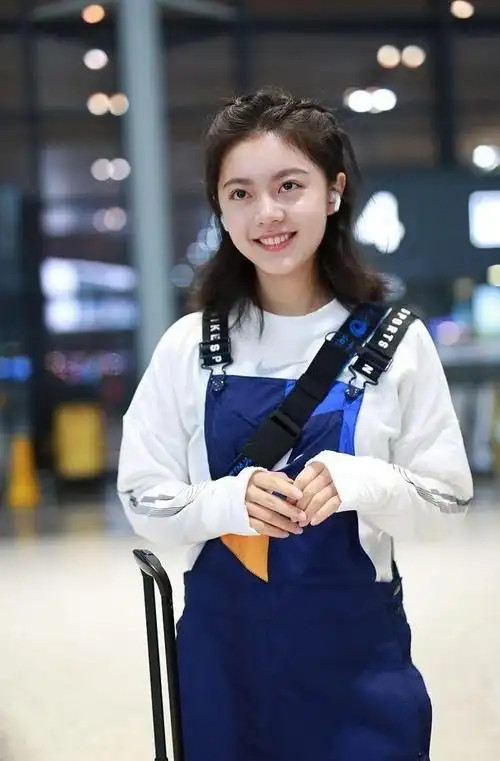 小花粉有多严格?粉丝怼脸输出赵今麦本人评论区:别出国丢人了!