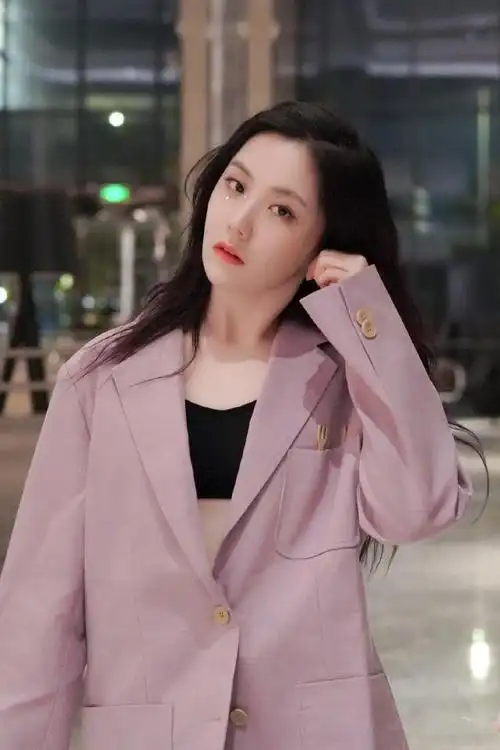 王艺瑾胆真肥,穿大码西装玩"下衣失踪",还大胆露"内衣"