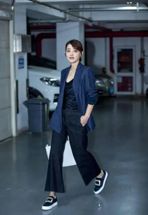 44岁梅婷完美展现"朴素美",素颜搭配超接地气穿搭,不失优雅感__财经