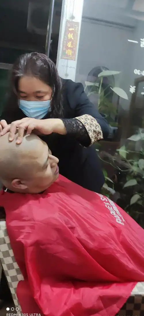 刮光头的美女高手