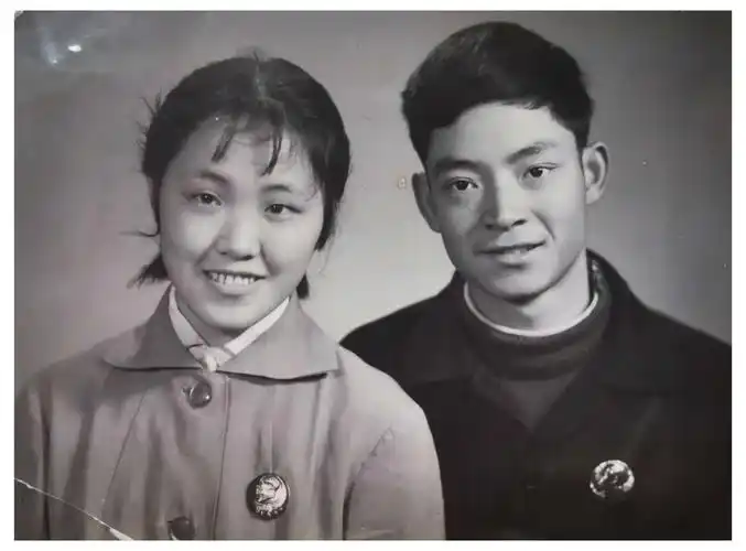 *我们老俩口上世纪60年代末的结婚照
