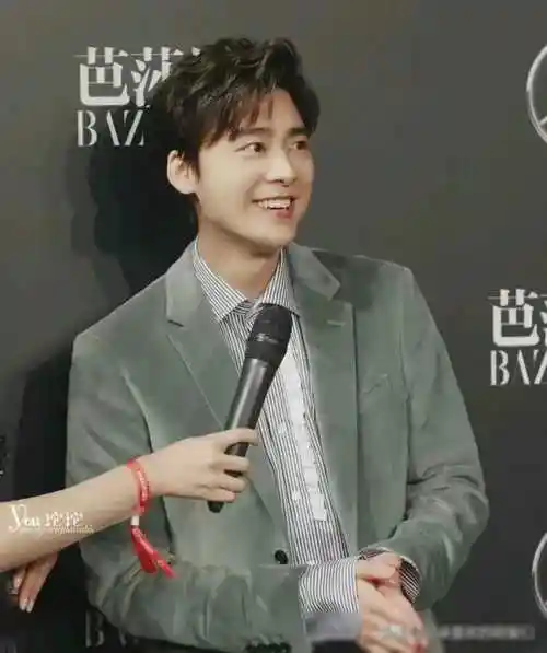 然后是韩东君,这个名字听起来就像是个小