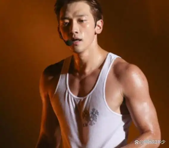 明星无论男女都非常喜欢"撸铁",在没有行程的时候就泡在健身房里面