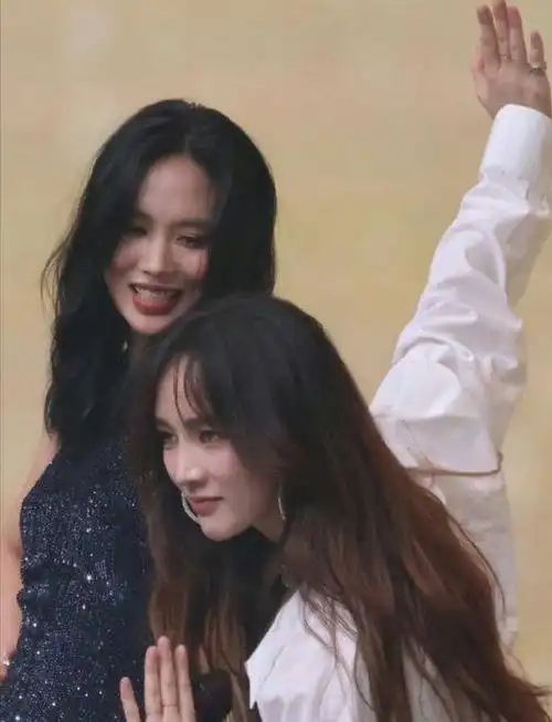 今夕是何年啊 孟佳王霏霏竟然合体跳了《hush》