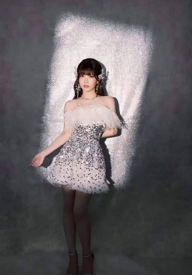 赖美云羽毛裙照,对流层舞台全开麦带来丝滑的视听享受