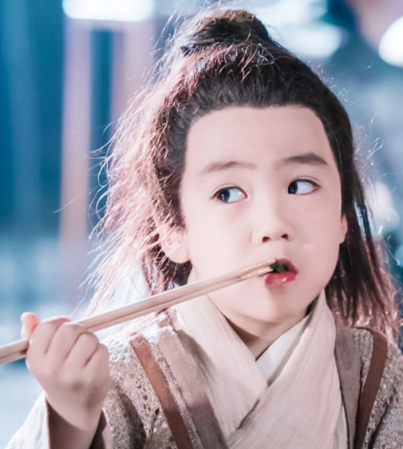 谁还记得肖战怀里的小阿苑今8岁穿古装帅成小梅长苏