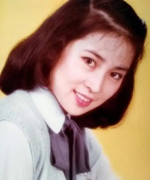 66岁林凤娇老态明显,不保养不打扮,同框成龙像两代人