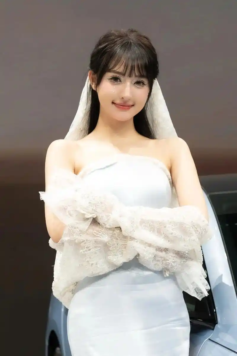 是小玥玥女神.车模:@小玥玥.  #美女车模 #车展 - 抖音