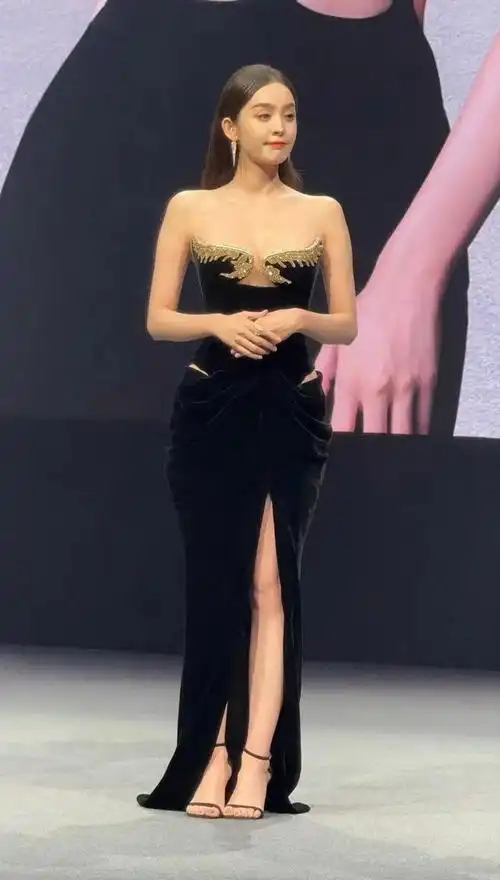 古力娜扎参加活动大秀好身材,穿低胸不用手捂,身材超好