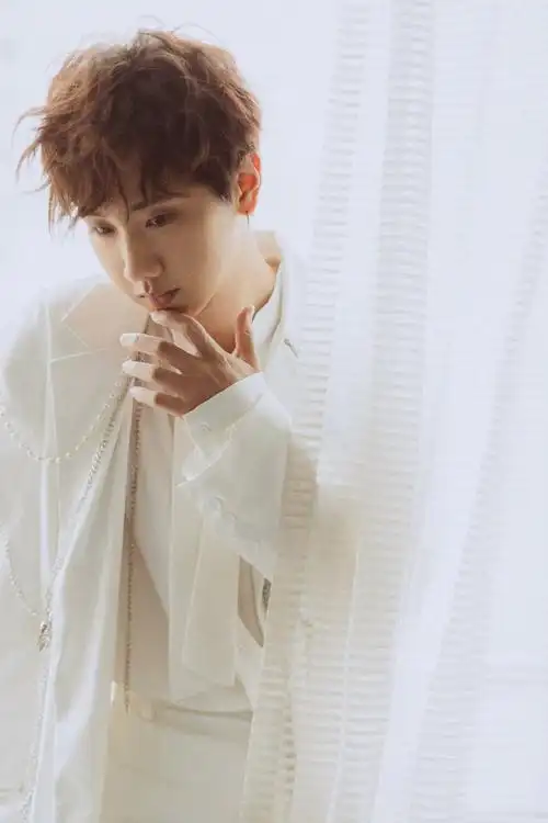 简介:汪苏泷儒雅帅气写真图片,分享一组汪苏泷图片给大家,图中的明星