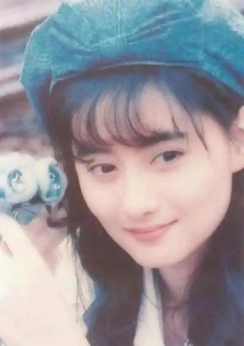 而王文杉就是因为看了由陈德容主演的《梅花三弄之梅花烙》被陈德容