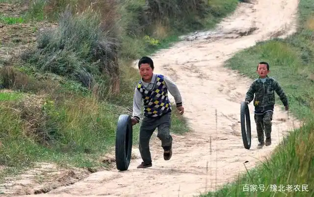 农村80后自娱自乐的童年生活:滚铁环,弹玻璃珠,哪个你印象最深