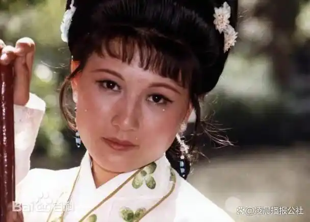 工旦角,艺训班毕业后先为桐庐越剧团主要演员,1988年调入上海越剧院